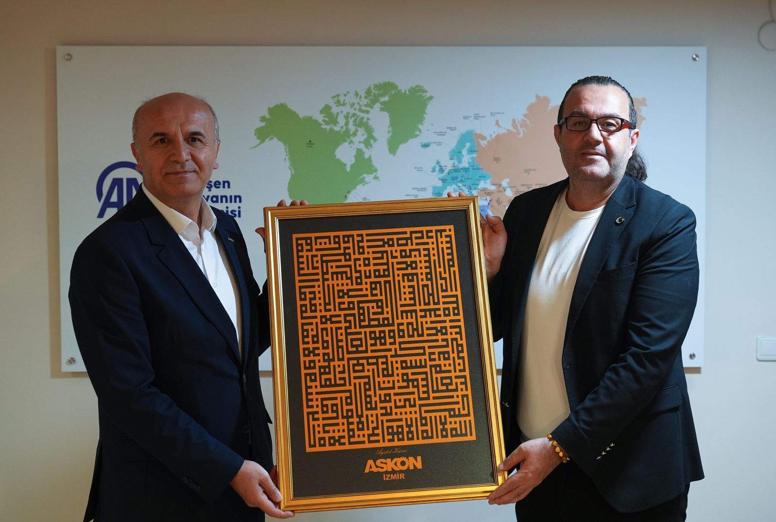 ASKON İzmir Şubesi Yönetim Kurulu Başkanı ve Beraberindeki Heyet Anadolu Ajansı İzmir Bölge Müdürü Sayın Ahmet Caner BAYSAL'ı makamında ziyaret etti.